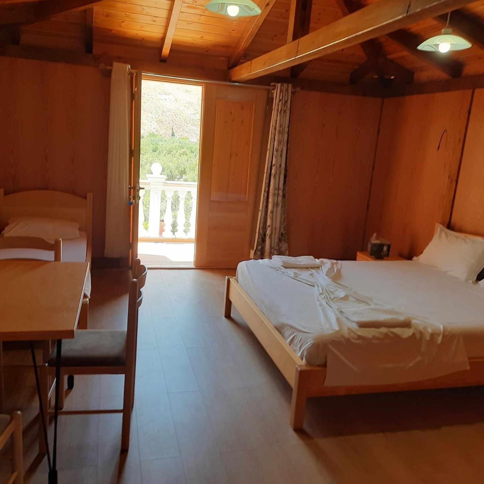 Irini'S Guesthouse Qeparo Luaran gambar