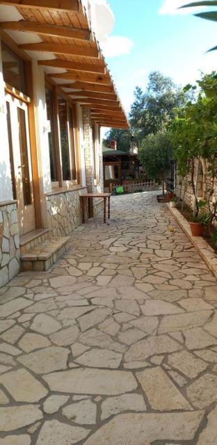 Irini'S Guesthouse Qeparo Luaran gambar